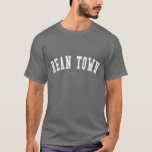 Bohnen-Stadt T-Shirt<br><div class="desc">Karo heraus dieser Bohnen-StadtT - Shirt! Sind Sie von Boston,  Massachusetts? Haben Sie ein Freund- oder Familienmitglied,  das Lieben Boston,  Massachusetts? Wenn ja ist dieser "Fahnen" T - Shirt genau nach das Geschenk,  dem Sie suchen! Die Ausrüstungsbeschreibungen "Bohnen-Stadt" in gewölbter weißer Beschriftung im klassischen Uni-Schriftart.</div>