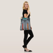 Boho-abstrakte Regenbogenkunst auf blauem Hintergr Tasche (Am Model)