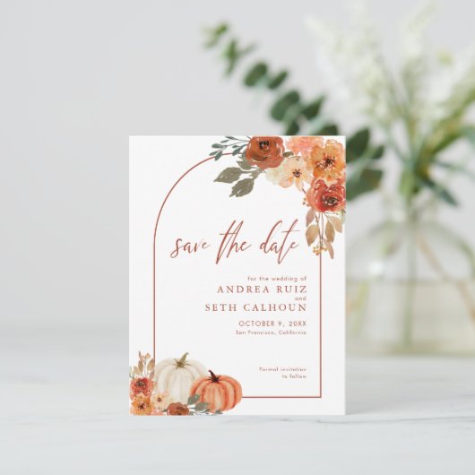 Boho Arch Autumn Pumpkin Floral Terracotta Save The Date (Stehend Vorderseite)