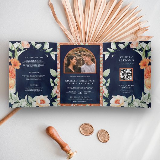 Boho Arch Earthy Floral Navy Blue QR Code Wedding Dreifach Gefaltete Einladung