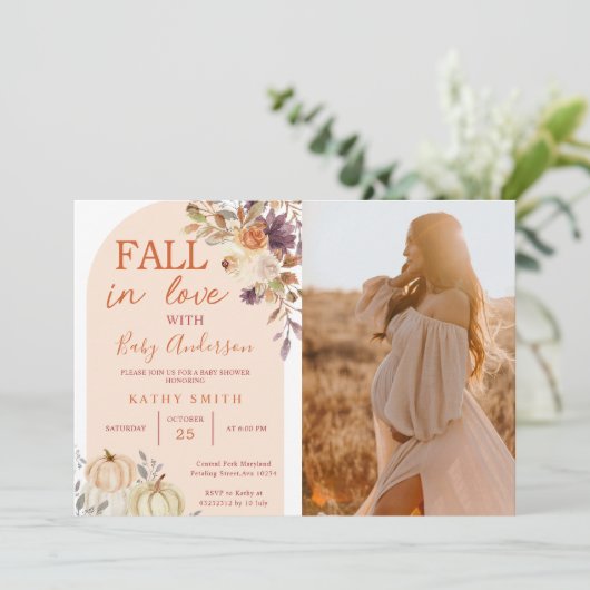 Boho Arch Fall In Liebe Babydusche rustikale Blüte Einladung (Stehend Vorderseite)