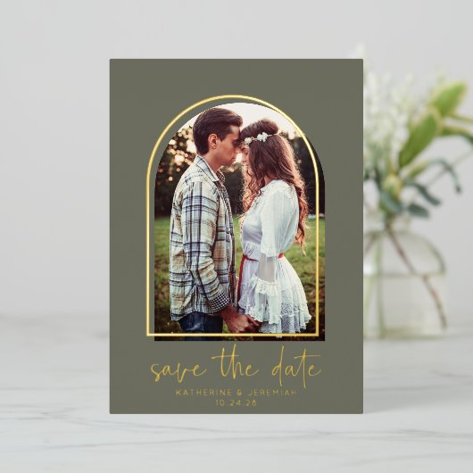Boho Arch Minimalistisch Green Gold Foil Save the Folieneinladung (Stehend vorne)