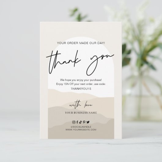 Boho Arch Neutrals Beige Monogram Business Dankeskarte (Stehend Vorderseite)