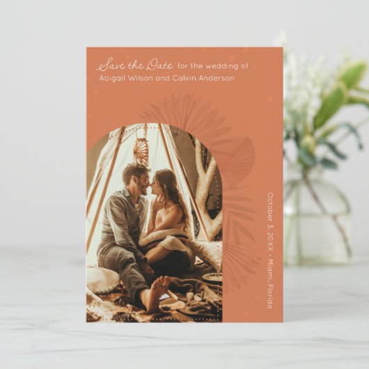 Boho Arch und Palm Terracotta Save the Date Einladung (Stehend Vorderseite)