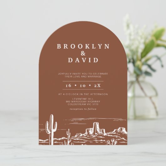 Boho Arched Terracotta Western Wüste Wedding Einladung (Stehend Vorderseite)
