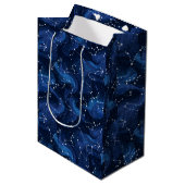 Boho-Astrologie-Sternzeichen-Muster auf Blau Mittlere Geschenktüte (Vorderseite Schrägansicht)