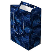 Boho-Astrologie-Sternzeichen-Muster auf Blau Mittlere Geschenktüte (Rückseite Schrägansicht)