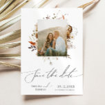 Boho Autumn Wildblume | FOTO Save The Date<br><div class="desc">Vorstellung unserer atemberaubenden boho Herbst-Wildblume | Foto-Rahmen Save the Date, die ein einfaches und modernes Design, das die Schönheit der Natur widerspiegelt. Mit gepressten, wasserfarbenen Blume und Terrakotta-Blätter im Fall eines Sturzes erweckt es das Wesen der verbrannten Orangenfarben im Oktober und schafft ein minimalistisches und dennoch klassisches Design, das Wärme...</div>