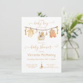 Boho Baby Boy Clothesline Babydusche Einladung (Stehend Vorderseite)