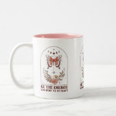 Boho “Be the Energy You Want to Attract” Zweifarbige Tasse (Links)