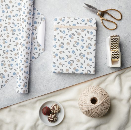 Boho Beach Kirschen - beige blaues Fruchtmuster. Geschenkpapier (Kunsthandwerk)
