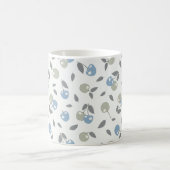 Boho Beach Kirschen - Salbei-blaues Fruchtmuster. Kaffeetasse (Mittel)