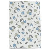 Boho Beach Kirschen - Salbei-blaues Fruchtmuster. Mittlere Geschenktüte (Vorderseite)