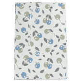 Boho Beach Kirschen - Salbei-blaues Fruchtmuster. Mittlere Geschenktüte (Rückseite)