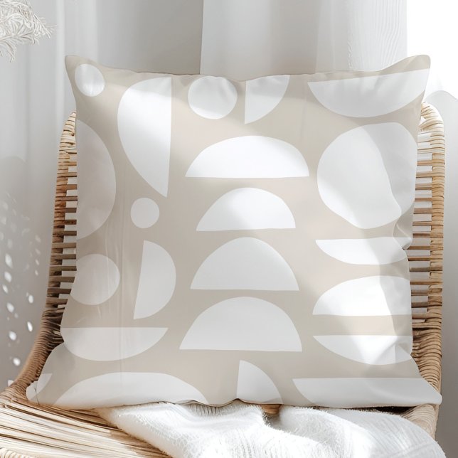 Boho Beige Abstrakt Moon Phase Kissen (Boho Beige Abstract Moon Phase Throw Pillow in a sunny rattan armchair)
