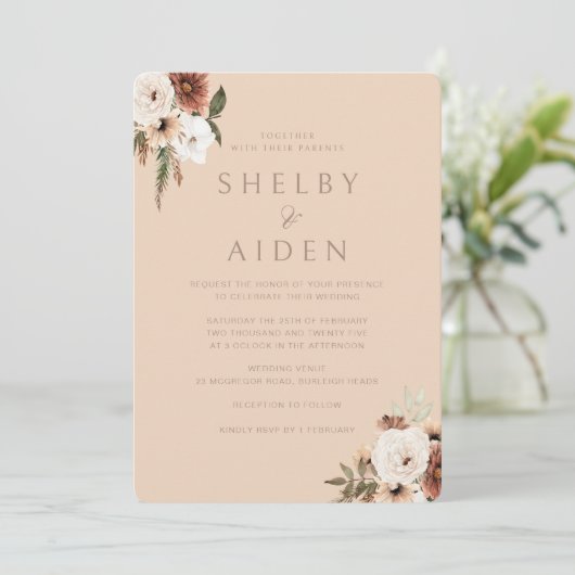 Boho Beige Minimalistische neutrale Hochzeit Einladung (Stehend Vorderseite)