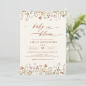 Boho Beige QR Code Wildblume Babydusche Einladung (Stehend Vorderseite)