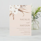 Boho Beige Weiße Blüte Ganzjahreszeit Hochzeit Einladung (Stehend Vorderseite)