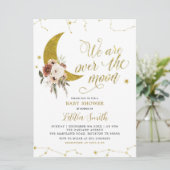 Boho Bloral Over the Moon Baby Shower Einladung (Stehend Vorderseite)