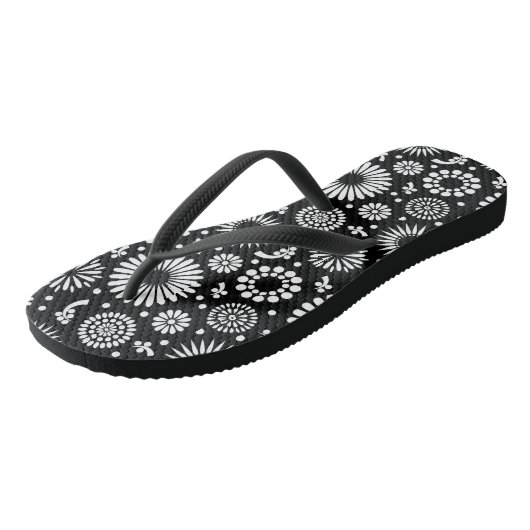 Boho Blume Schwarz-Weiß-Vektorblumenmuster Badesandalen (Schrägansicht)