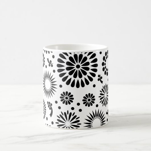 Boho Blume Schwarz-Weiß-Vektorblumenmuster Kaffeetasse (Mittel)