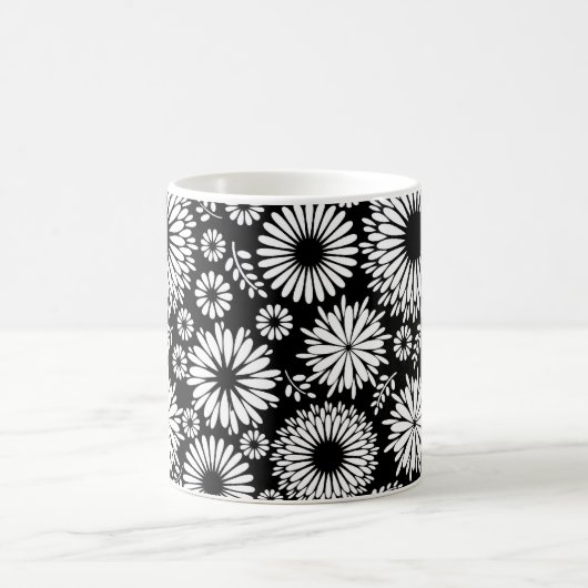 Boho Blume Schwarz-Weiß-Vektorblumenmuster Kaffeetasse (Mittel)