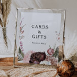 Boho Blumenkarten und Geschenke-Zeichen Poster<br><div class="desc">Dieses bordeauxrote Boho Blumenkarten- und Geschenkschild ist perfekt für Ihre elegante böhmische Sommerhochzeit. Mit modernen staubigen Rose,  Aquarellfarben,  dunklem Grün und Touchs von Peony,  Schmetterling und Rosa in Rosa,  wird es das Aussehen vervollständigen,  das Sie sich wünschen.</div>