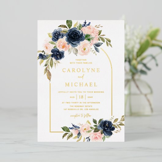 Boho Blush and Navy Blue Floral Arch Wedding Folieneinladung (Stehend vorne)