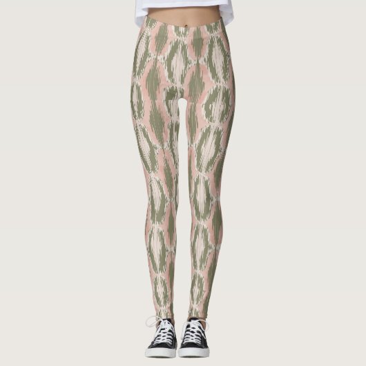 Boho Blush Pink Olive Ikat-Muster Leggings (Vorderseite)