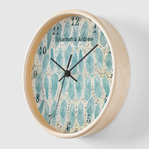 Boho-Boheme-Teal-Feder-Muster mit abgenutztem Look Wanduhr