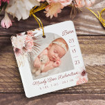 Boho Bohemisch Pink Floral Baby Birth Stats Foto Keramikornament<br><div class="desc">Neue Babygeburtstati Foto Weihnachtsschmuck. Das Design besteht aus zwei Fotos, einem Foto auf der Vorderseite und einem auf der Rückseite. Zeigen Sie das Foto Ihres neuen Babys an. Das Geburtsdatum wird an der Seite angezeigt und der Name des Babys und die Geburtsdaten befinden sich unten. Schöne Blumenarrangements mit bohenhaften böhmischen...</div>