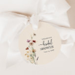 Boho Brautparty Favor Tags Geschenkanhänger<br><div class="desc">Boho Brautparty Gefallen Tags. Entspannen Sie in einem rustikalen Charme mit einer angesagten, in Erdtönen gehaltenen Farbpalette aus Bräune, Braun, Rost, Terrakotta und gebrannter Orange. Diese Kollektion mit getrocknetem Gras, Blätter und Vintagen Wildblumen führt Sie zurück in die Natur. Mit Party-Schildern, Tischschildern, Taschentüchern und edlen Bonbons werden Sie eine Feier...</div>