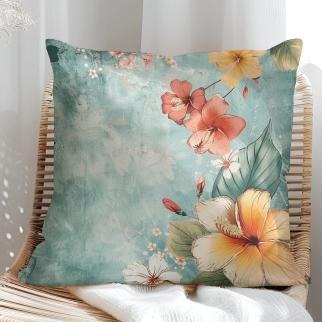 Boho Breezy Tropische Blume Kissen (Boho Breezy Tropical Flower Throw Pillow on a sunny boho rattan chair.)