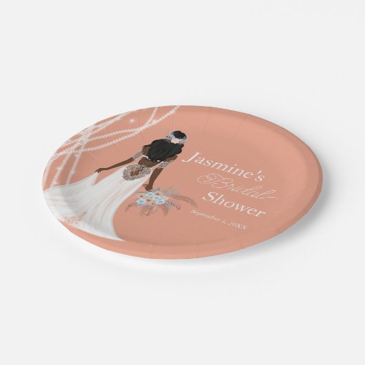 Boho Bridge mit Perlen und Blume Brautparty Pappteller (Schrägansicht)