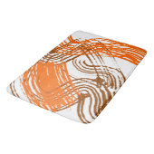 Boho Brown, Orange Abstract Design Badematte (Schrägansicht)