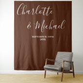 Boho Brown Script Minimalist Wedding Backdrop Wandteppich (Beispiel)