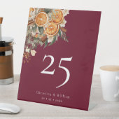 Boho Burgundy Winter Holiday Wedding Tischnummer Sockelschild (In Situ)