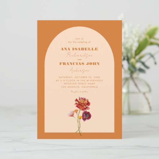 Boho Burnt Orange Arch Wildblume Monogram Wedding Einladung (Stehend Vorderseite)