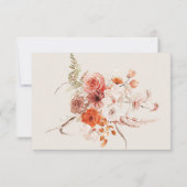 Boho Burnt Orange Fall Floral Monogram Beige RSVP Karte (Rückseite)