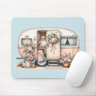 Boho-Camper mit Blumenkranz und Pastell-Rosa Mousepad