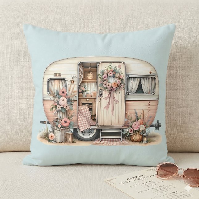 Boho Camper mit Blumenreath und Pastellen Pink Kissen (Boho Camper with Floral Wreath & Pastels Pink Throw Pillow On Sofa)