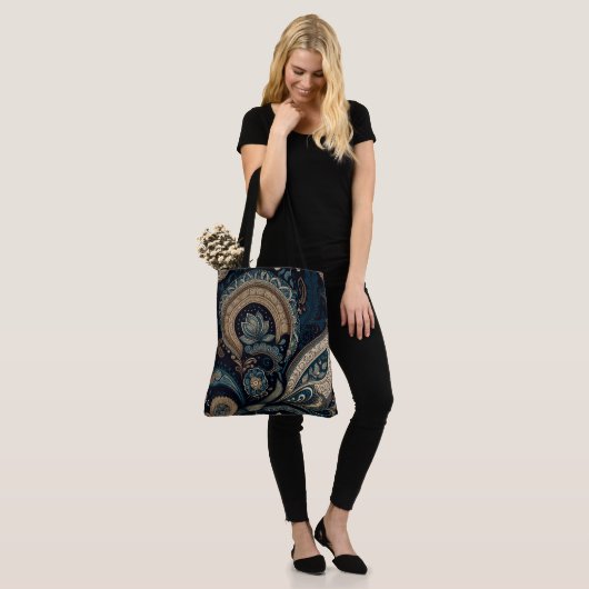 Boho Chic Dark Blue Paisley Pattern Tasche (Am Model)