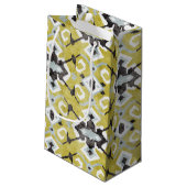 Boho chic dunkelgrau und gelb ikat Stammesmuster Kleine Geschenktüte (Rückseite Schrägansicht)