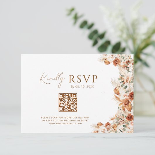 Boho Chic Elegant Script Wedding Website QR Code RSVP Karte (Stehend Vorderseite)