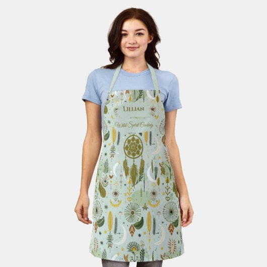 Boho Chic Kitchen mit Dreamcatcher in Sage Green Schürze (Getragen)