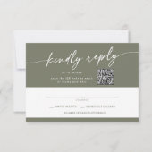 Boho Chic Olive Green Mail In und QR Code RSVP Karte (Vorderseite)