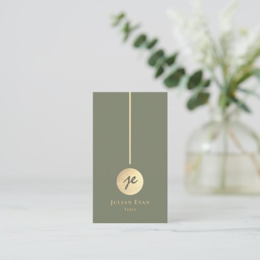 Boho Chic Sage Green & Gold Monogram Social Media Visitenkarte (Stehend Vorderseite)