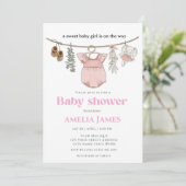 Boho Clothesline Girl Baby Clothes Babydusche Einladung (Stehend Vorderseite)