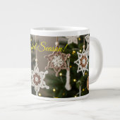Boho Crochet Snowflake Gemütliches Getränk Weihnac Jumbo-Tasse (Vorderseite Rechts)