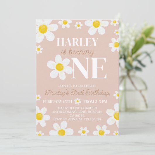 Boho Daisy Bloom Erster Geburtstag Einladung (Stehend Vorderseite)